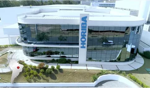 A imagem representa a Representação Comercial HORIBA Scientific. O prédio da HORIBA simboliza a parceria e o acesso a equipamentos de ponta em espectroscopia de fluorescência, microscopia Raman confocal e fluorescência de raios X.