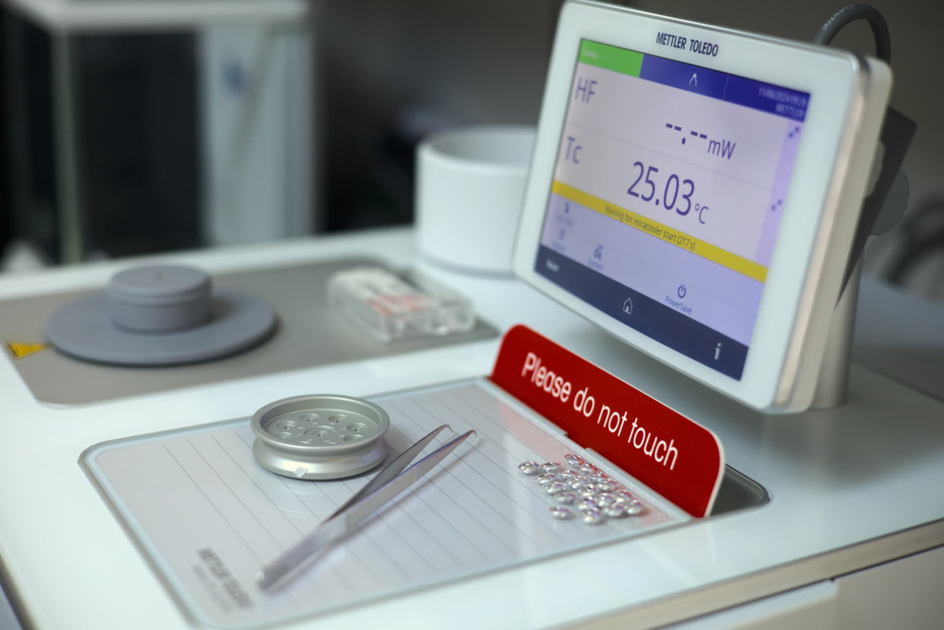 A imagem representa Controle de Qualidade. Nela, um equipamento FTIR está em uso, simbolizando a aplicação de análises avançadas para o monitoramento rigoroso de matérias-primas, intermediários e produtos finais, garantindo a conformidade e a excelência.